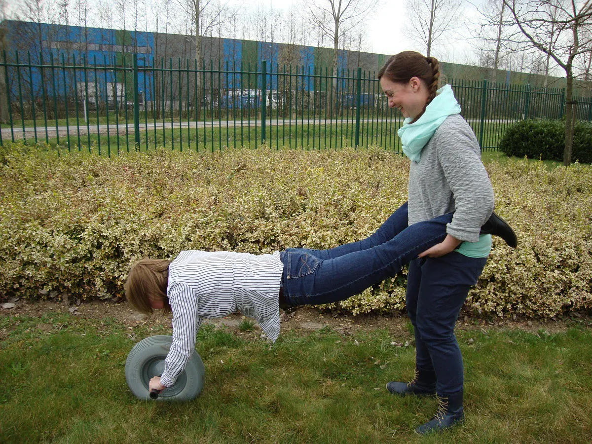 Kruiwagenwiel met handvatten zeskamp sportdag huren_1677757300.jpg