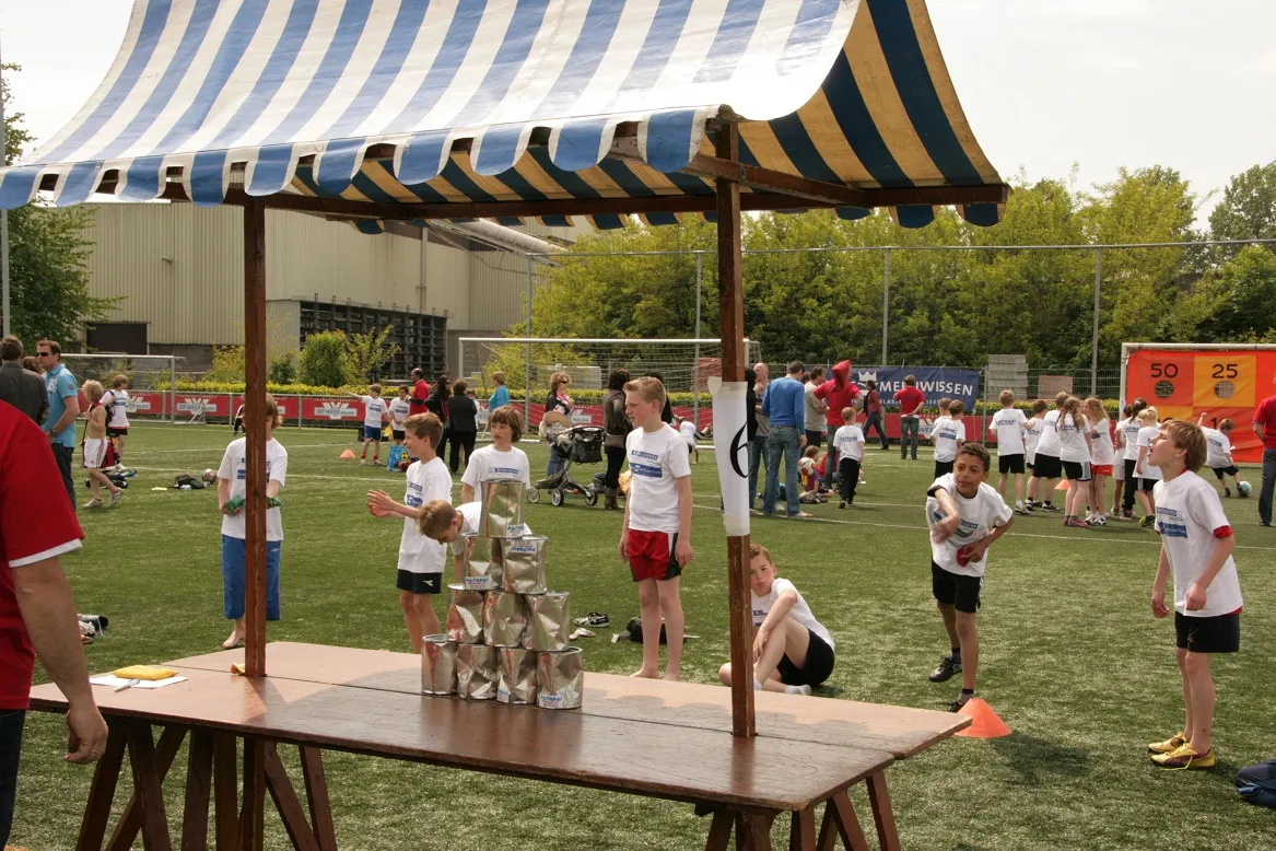 Blikgooien inclusief feestkraam huren_1678104290.jpg