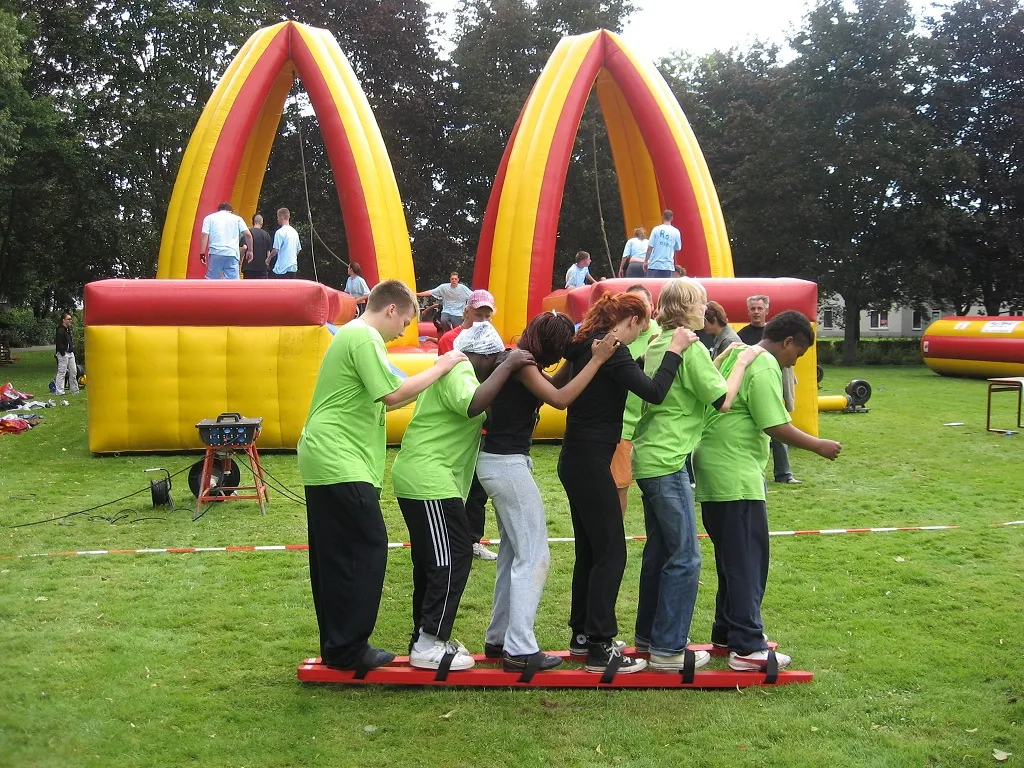 Skilopen 6 persoons zeskamp sportdag Axitraxi II_1677683921.jpg