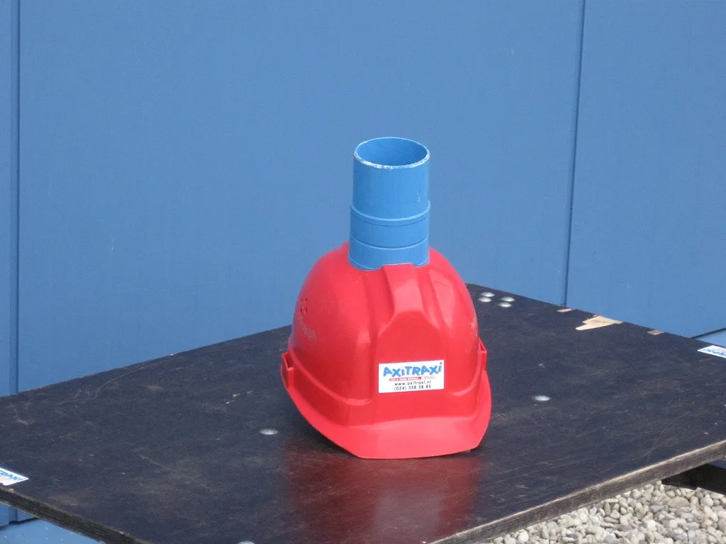 Helm met bekerhouder zeskamp huren Axitraxi I_1677756855.jpg