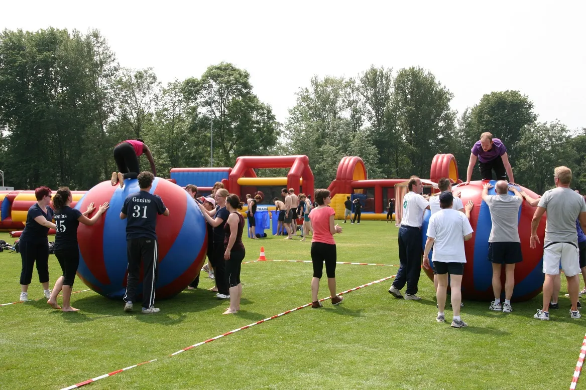 Reuze bal 2 meter huren zeskamp Axitraxi II_1677673139.jpg