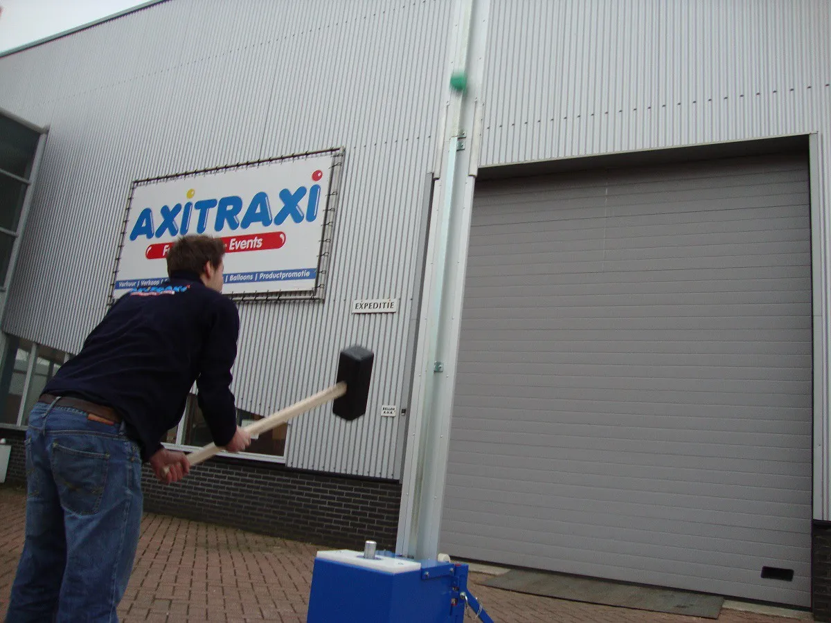Kop van jut clown volwassenen huren kermis Axitraxi II_1678104636.jpg