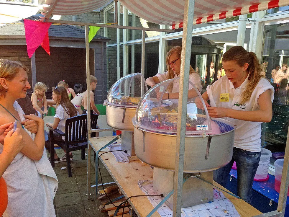 Suikerspinmachine huren kermis Axitraxi_1677771005.jpg