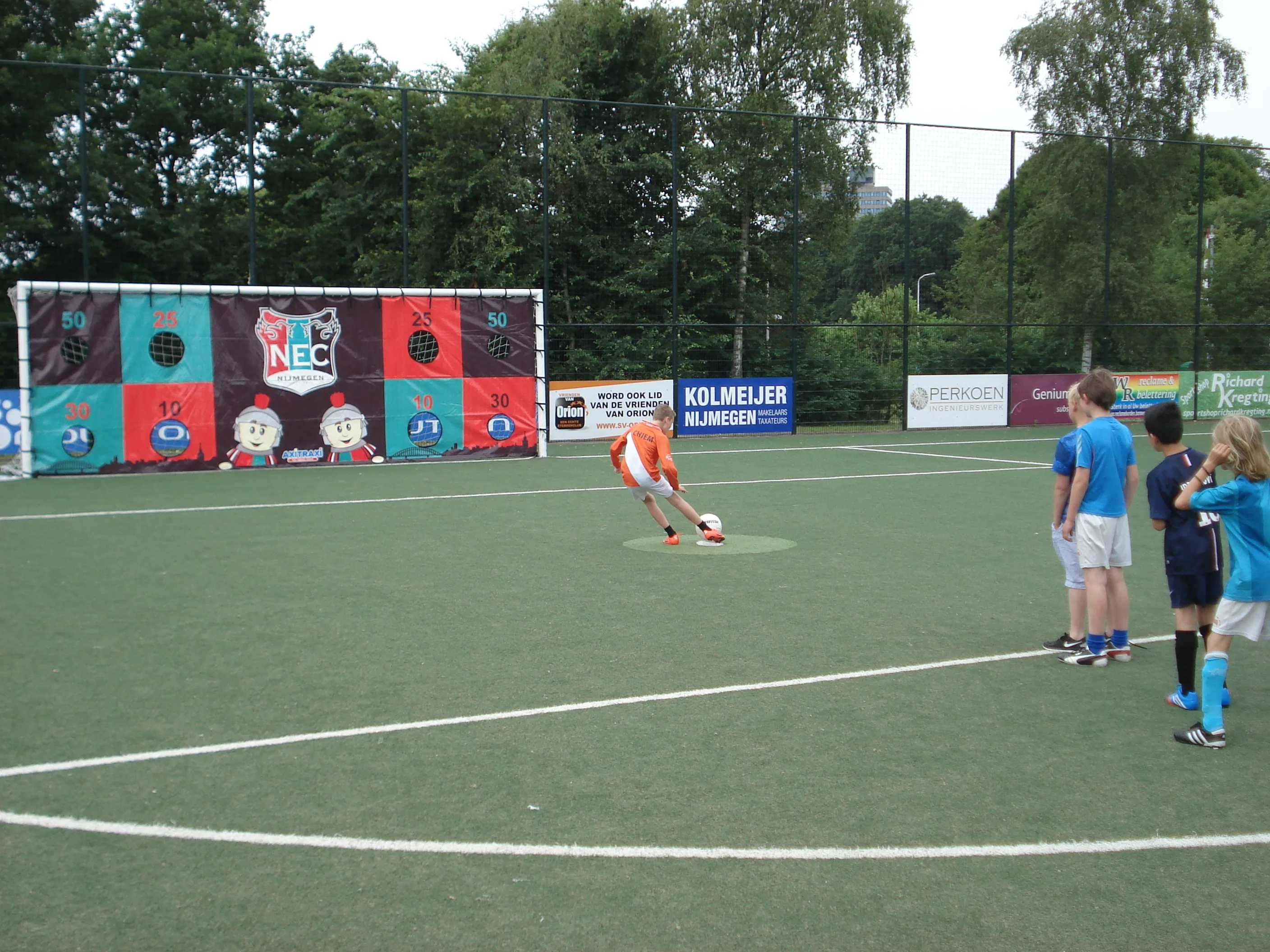 Sport_en_spel_voetbalzeil_NEC_met_schietgaten_huren_Sport_und_spiele_torwand_NEC_Nimwegen_segel_tuch_mieten_1741015194.jpg