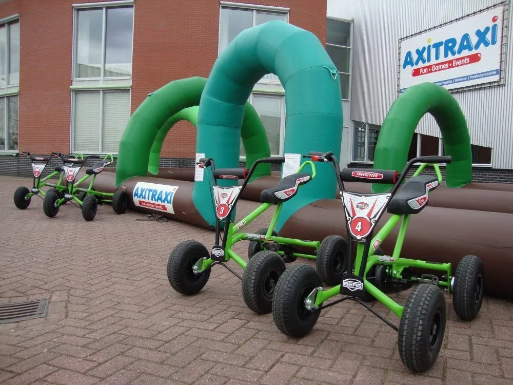 Opblaasbare skelterbaan huren 2_1677671442.jpg