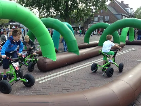 Opblaasbare skelterbaan huren_1677671442.jpg