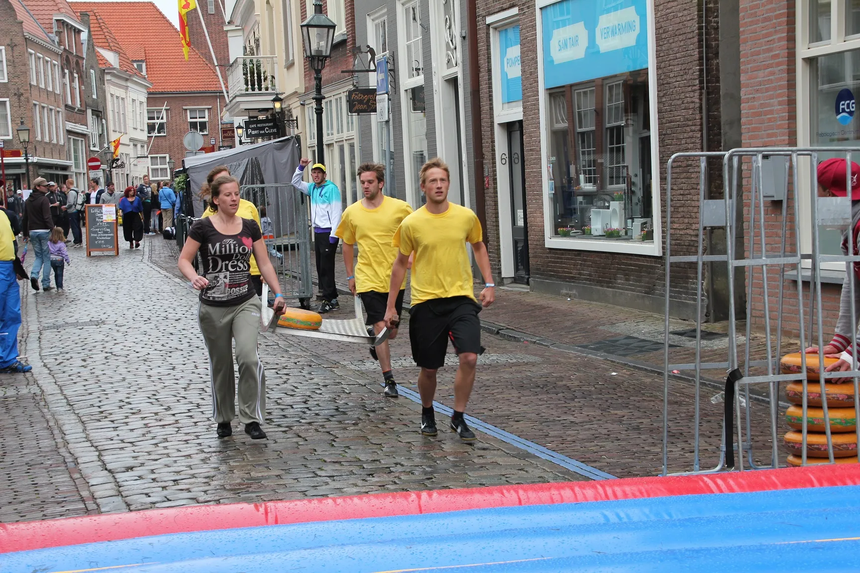 Kaasdragen huren zeskamp sportdag Axitraxi Attractieverhuur I_1677757444.jpg