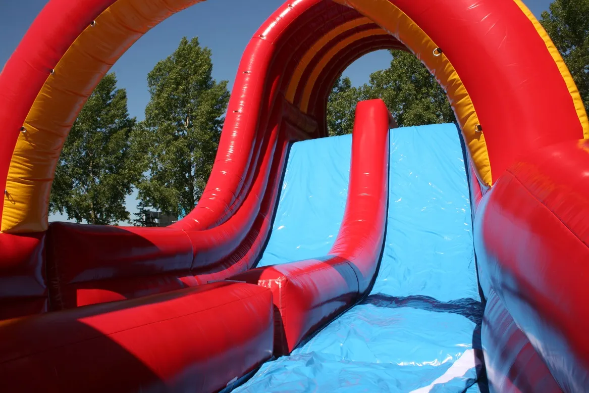 Opblaasbare glijbaan met water huren_1677682975.jpg