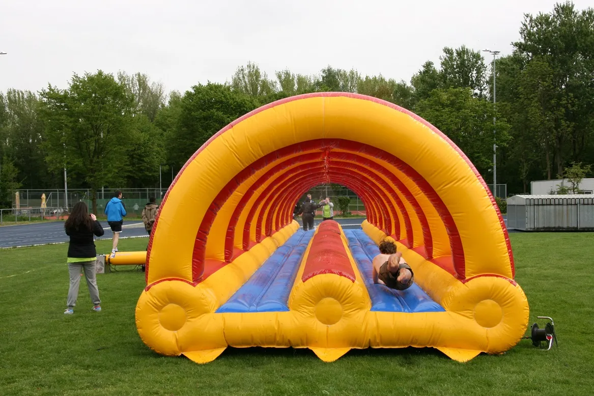 Buikglijbaan buikschuifbaan huren zeskamp sportdag Axitraxi_1677756119.jpg
