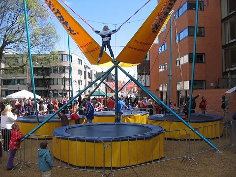 Bungee trampoline huren 3_1677672096.jpg
