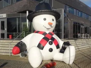 Reuze_opblasbaare_sneeuwpop_Riesen_aufblasbare_schneepuppe_schneeman_1679845110.jpg