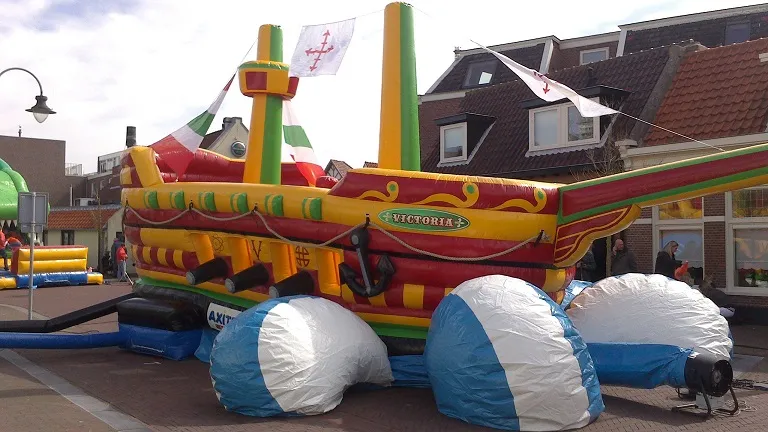 Springkussen bewegend piratenschip huren 2_1677670606.jpg