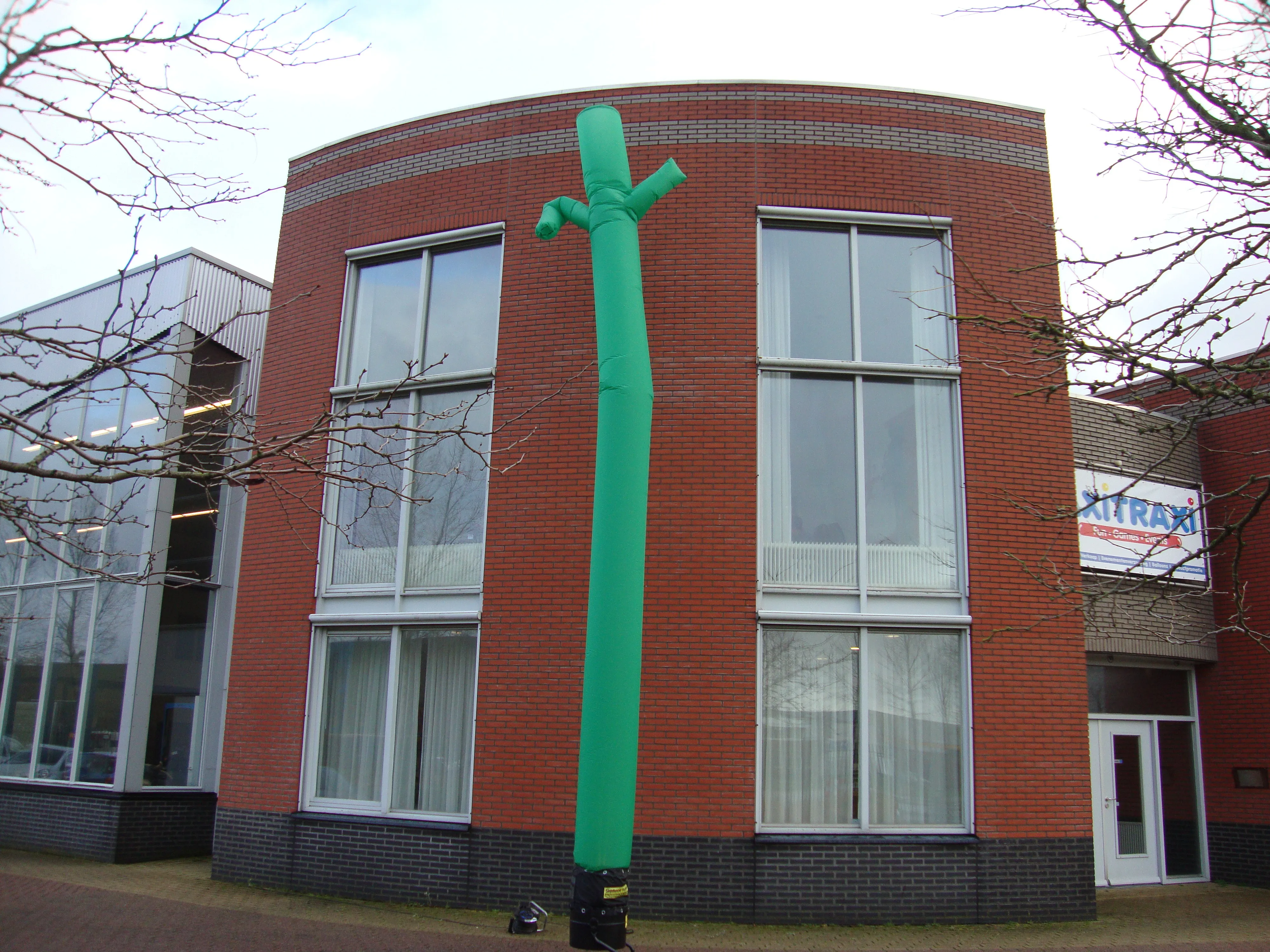 eyecatcher_skydancer_eenbenig_promotie_groen_huren_mieten_skytube_kleve_axitraxi_promo_1679842068.jpg