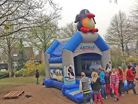 Springkussen Pinguin overdekt huren 1_1678806074.jpg