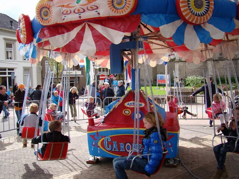 Zweefmolen Caroussel huren kermis Axitraxi II_1678109416.jpg