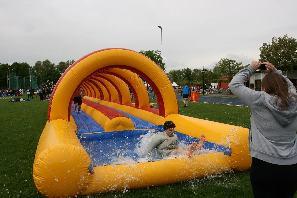 Buikglijbaan buikschuifbaan huren zeskamp sportdag Axitraxi I_1677756122.jpg