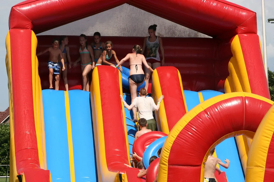 Rodelbaan opblaasbaar huren waterglijbaan zeskamp I_1677670051.jpg