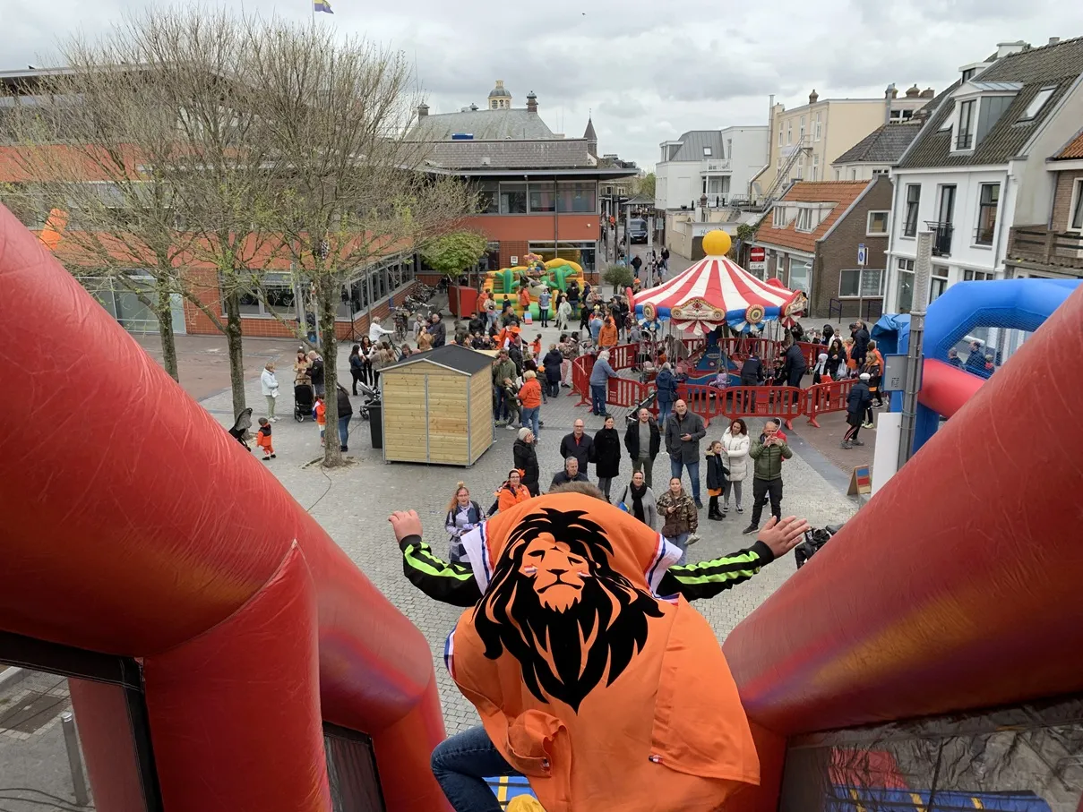 Springkussens en stormbanen populair met Koningsdag