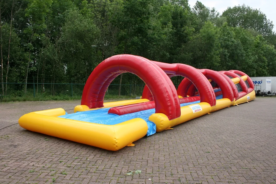Buikglijbaan met helling
