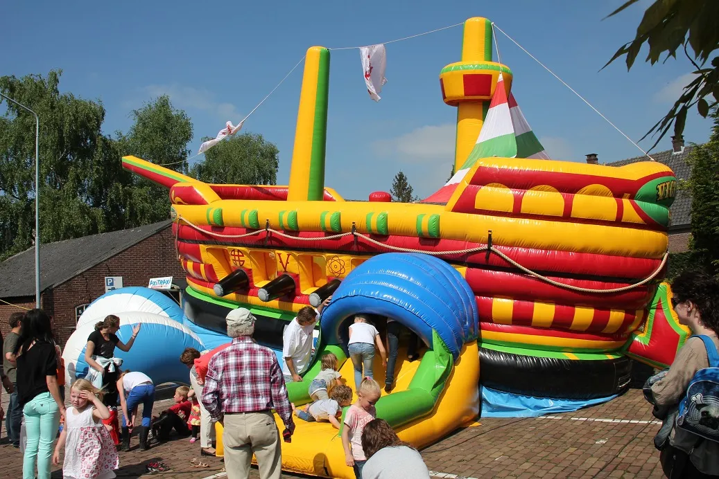Springkussen bewegend piratenschip huren_1677670606.jpg