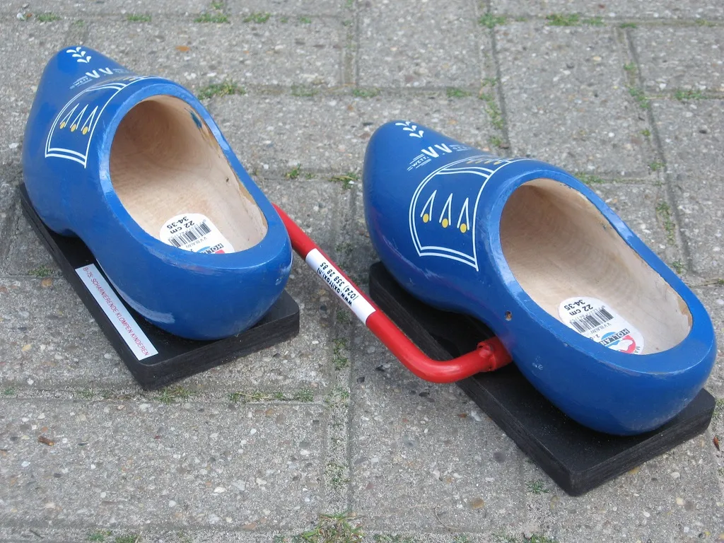 Scharnierende klompen kinderen zeskamp sportdag huren Axitraxi_1677755880.jpg
