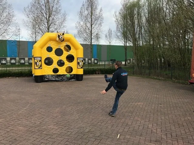 Voetbalgoal Vitesse met gatenwand huren I_1743431495.jpg