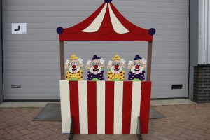 Kermis en spel koppengooien circus