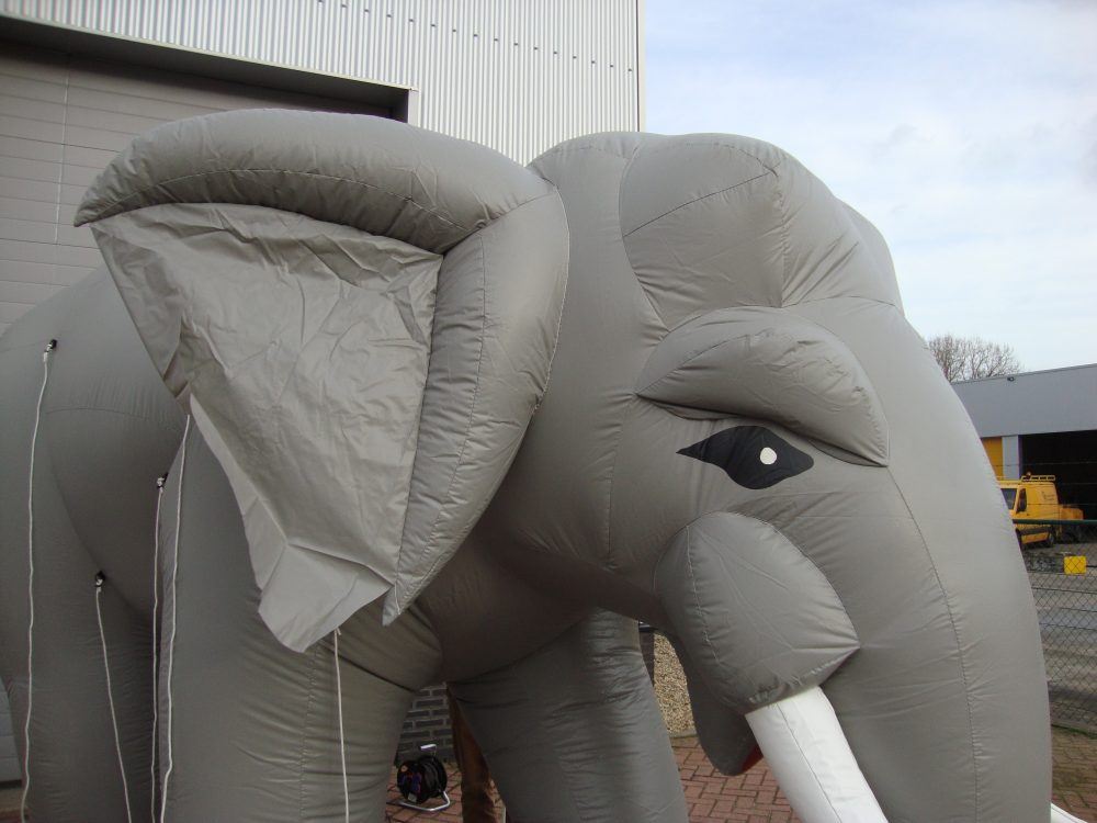 Mega olifant opblaasbaar attractie huren Riesen elephant aufblasbaar mieten
