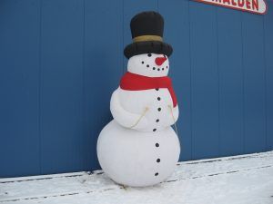 Mega opblaasbare sneeuwpop huur Riesen schneepuppe mieten
