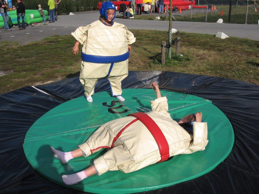 Spel sumo worstelen kinderen verhuur Spielesumo ringen kinderanzüge verleih