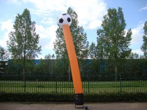 eyecatcher skydeyecatcher skydancer voetbal verhuur gelderland mieten verleih skytube orange fussball blickfang kleve